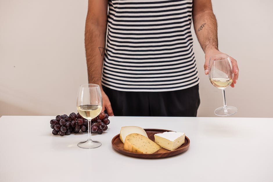  Weinspezialisten erklären die optimale Kühlzeit für weißen Wein